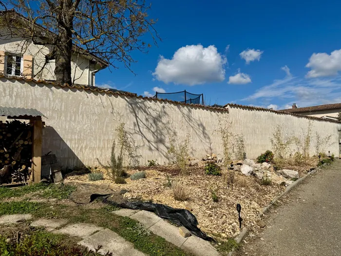 Création paysagère avec paillage, galets et bambous
