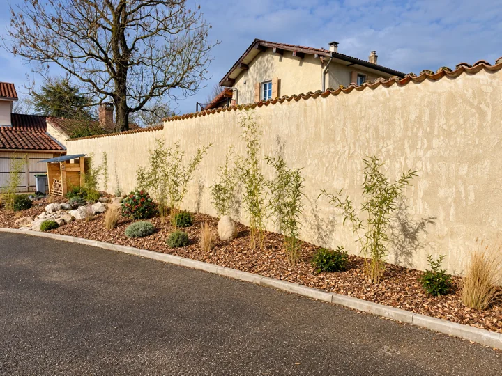 Aménagement paysager le long d'un mur